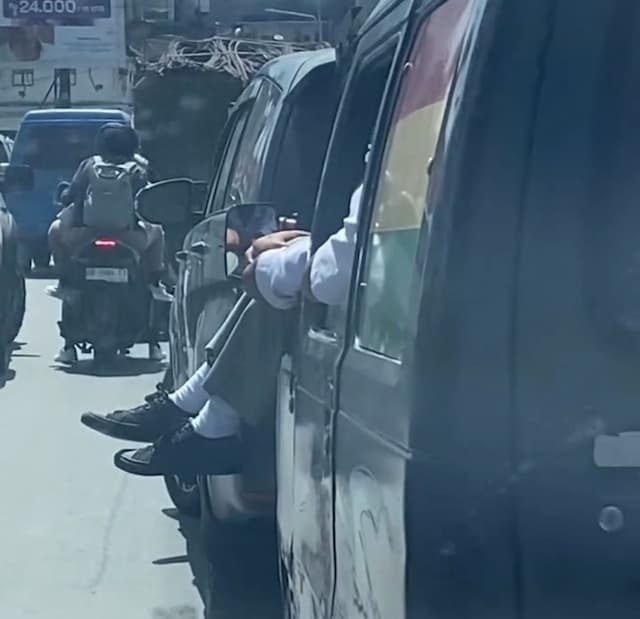 meski_sering_dirazia_pelajar_di_toba_tetap_bergelantungan_di_angkot