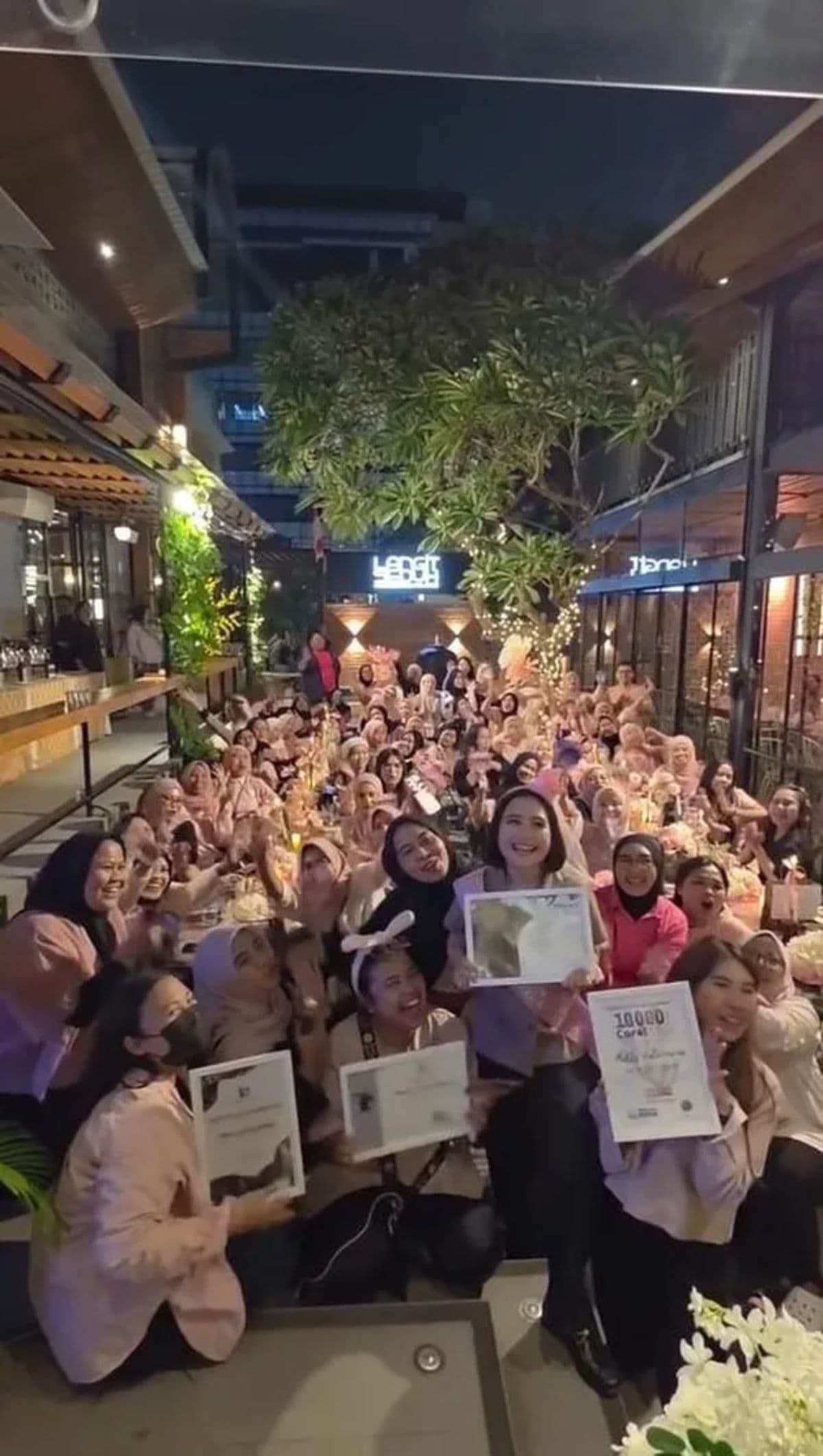 prilly_latuconsina_rayakan_ulang_tahun_ke30_bersama_penggemar_dapat_kado_adopsi_orang_utan