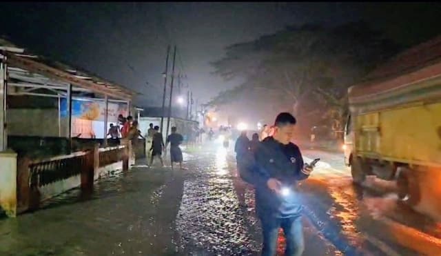 puluhan_rumah_di_batu_bara_terendam_banjir_tanggul_waduk_pt_lonsum_jebol