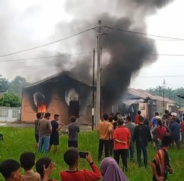 rumah_dan_gudang_bbm_di_galang_terbakar