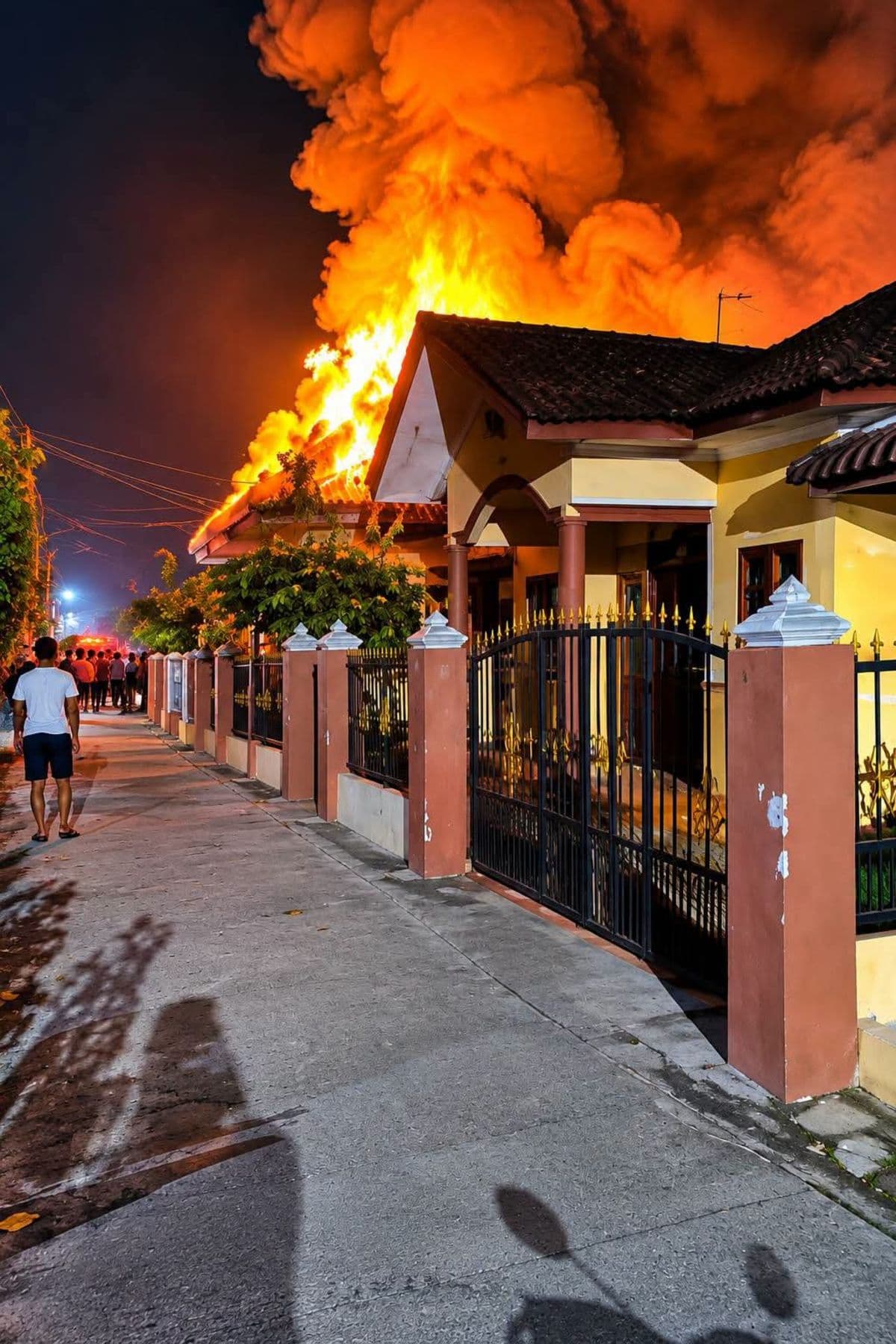 api_membesar_warga_perbaungan_panik_saat_rumah_dilalap_si_jago_merah