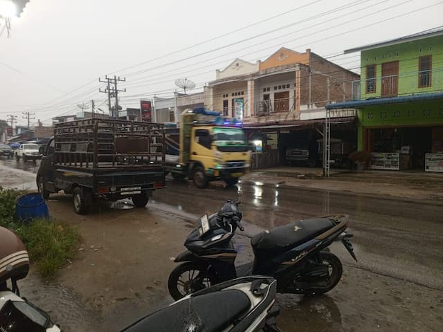 tiga_hari_diselimuti_kabut_asap_hujan_akhirnya_turun_di_kabupaten_toba