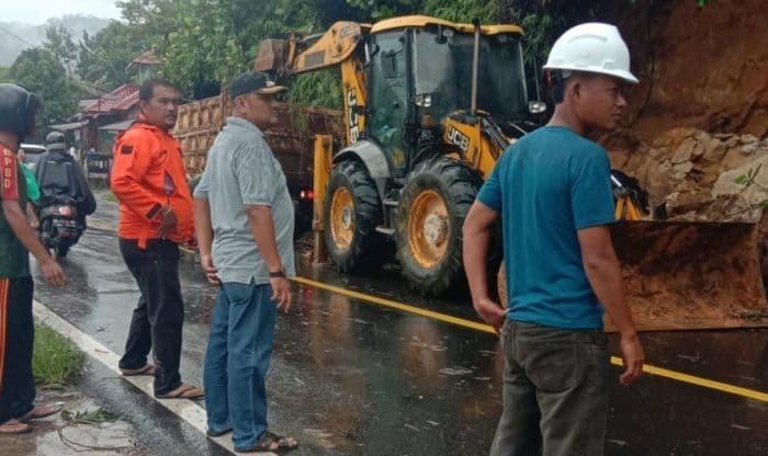 material_longsor_dan_pohon_tumbang_di_perbatasan_taptengsibolga_selesai_dibersihkan
