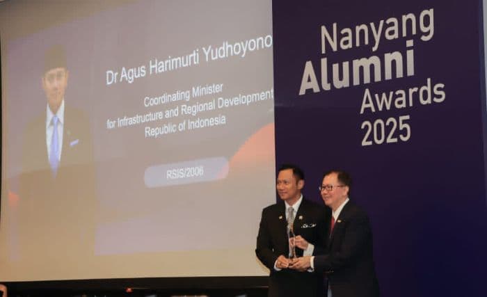 perkuat_pembangunan_nasional_ahy_raih_penghargaan_tertinggi_alumni_ntu_singapura