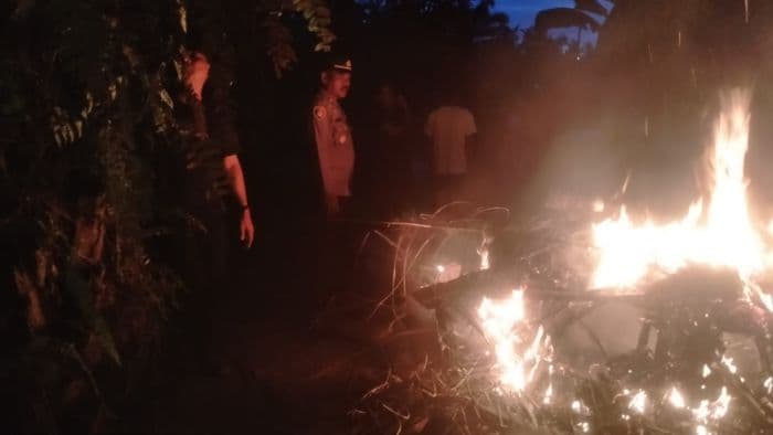 polsek_tanjung_pura_bakar_gubuk_sarang_narkoba_setelah_digeruduk_emakemak