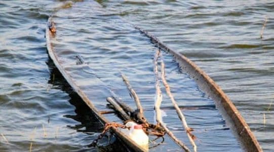 sampan_karam_di_muara_sungai_padang_kabupaten_batu_bara_nelayan_ditemukan_selamat