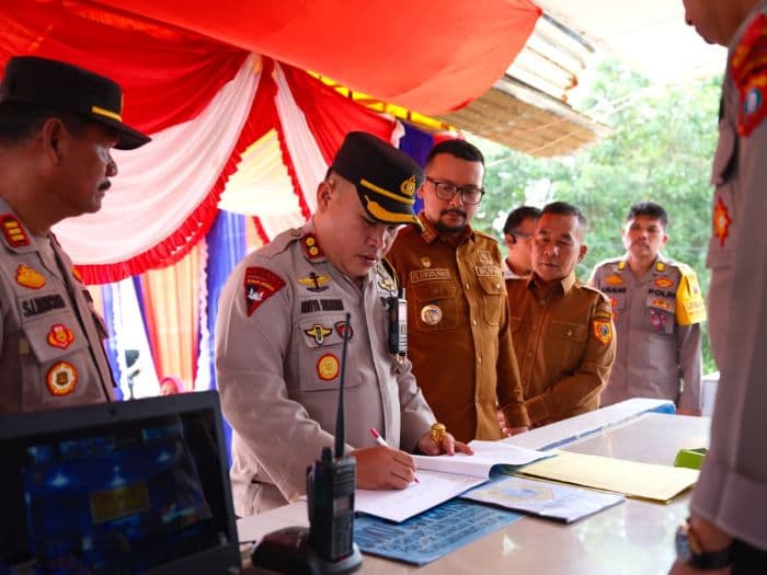 bupati_dan_wabup_labusel_tinjau_pos_nataru_pastikan_keamanan_hingga_sentuh_komunitas_kreatif