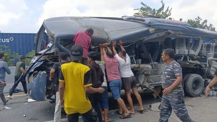 bus_tni_al_alami_kecelakaan_di_tol_belmera_12_tentara_terluka_