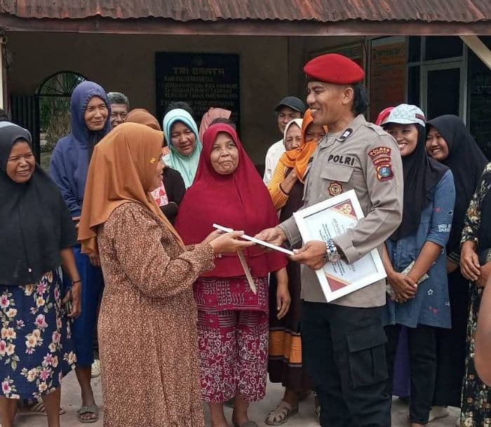 emakemak_tanjung_pura_apresiasi_polisi_yang_sigap_bantu_warga_saat_banjir
