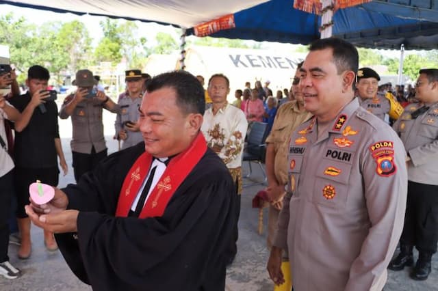kapolda_sumut_rayakan_natal_bersama_korban_bencana_di_tukka