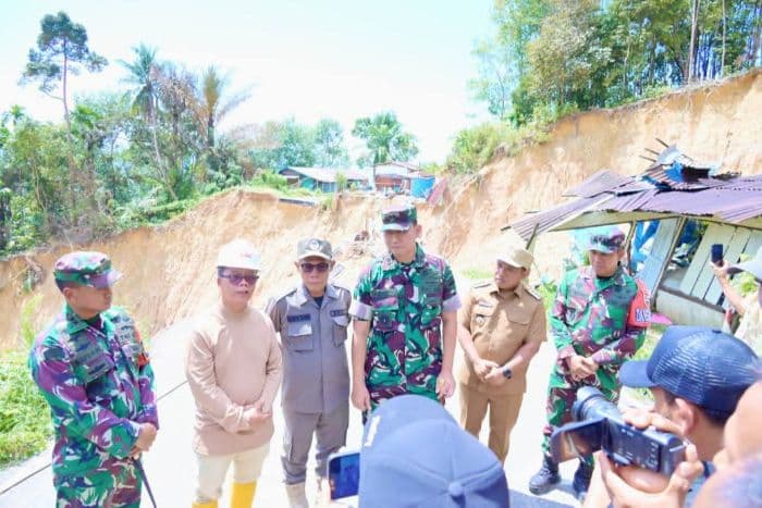 kunjungi_sitahuis_tapteng_pangdam_perbaikan_jalan_sibolgatarutung_masih_dikaji