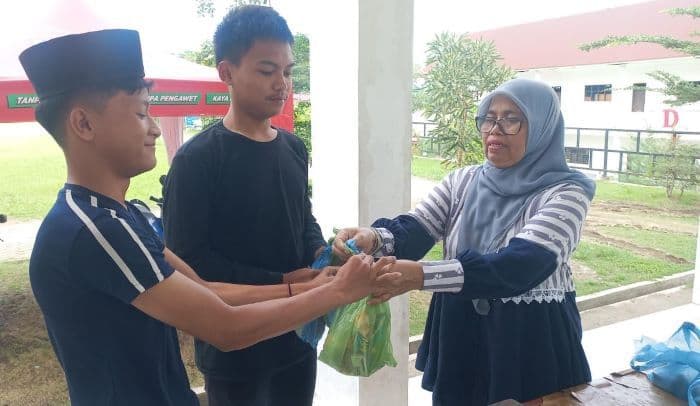 memasuki_liburan_sman_2_medan_terima_paket_mbg_makanan_kering_untuk_dua_hari_