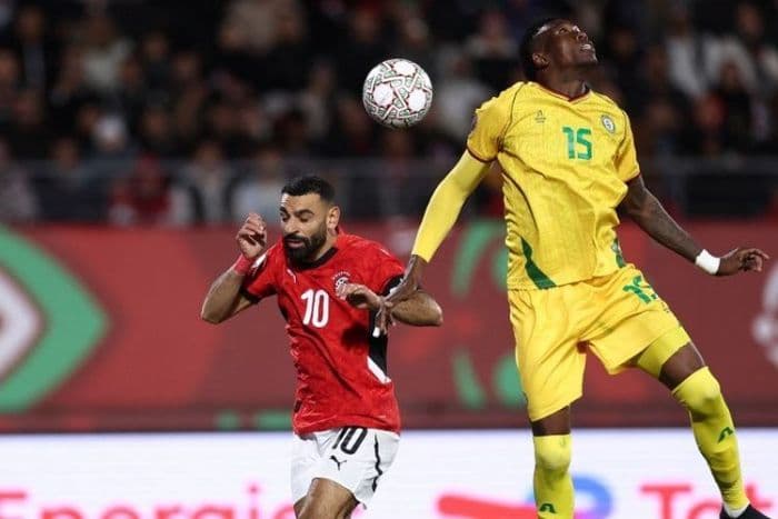 mesir_kalahkan_zimbabwe_21_berkat_gol_mohamed_salah
