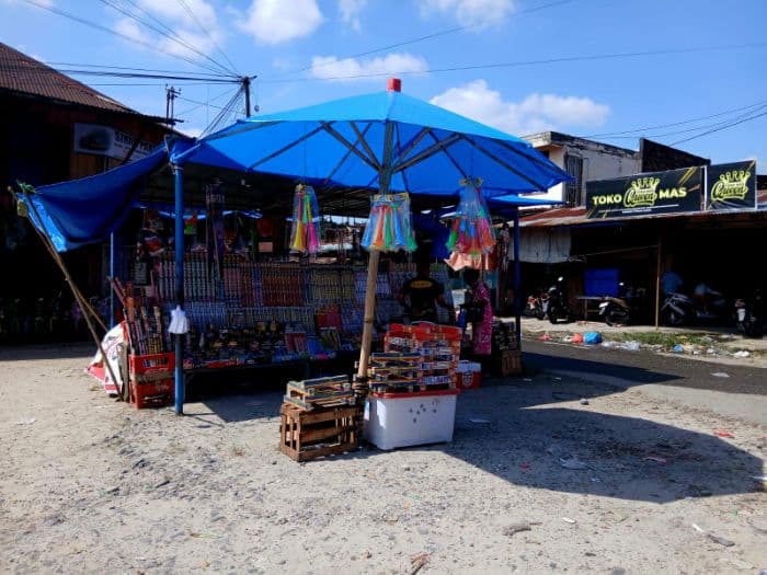 pedagang_kembang_api_mulai_bermunculan_di_pasar_tanah_jawa