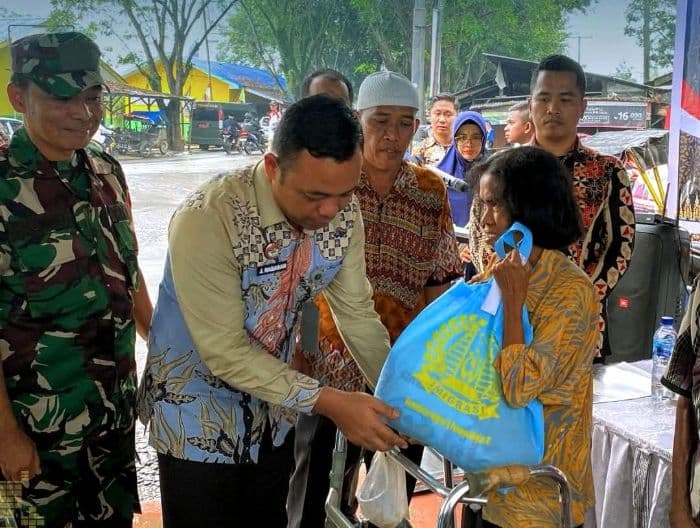 dukung_asta_cita_presiden_karutan_tanjung_pura_bagi_250_paket_sembako_ke_warga_