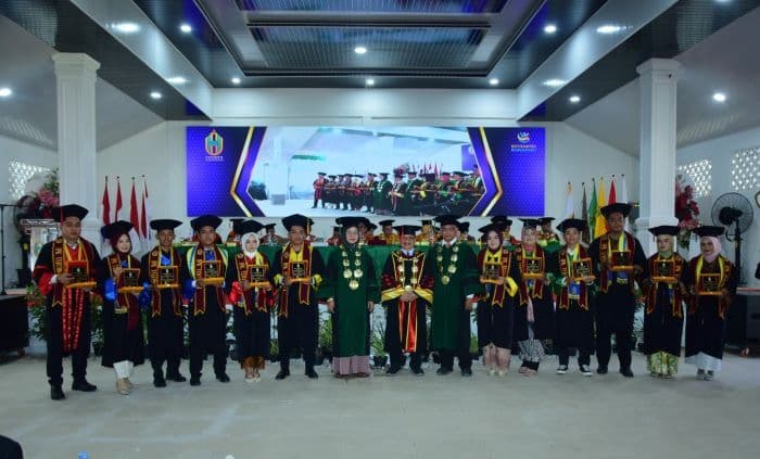 398_mahasiswa_una_diwisuda_rektor_menargetkan_tahun_ini_program_magister_pendidikan_dibuka
