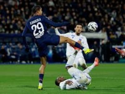 bradley_barcola_bawa_psg_kalahkan_auxerre_10_dan_kembali_ke_puncak_klasemen_ligue_1