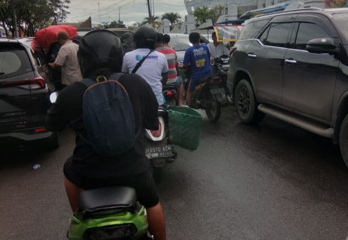 kapal_penumpang_bersandar_di_dermaga_bandar_deli_arus_lalu_lintas_di_jalan_raya_belawan_macet