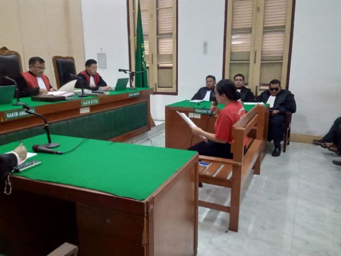 menangis_bacakan_pleidoi_selebgram_ratu_entok_ngaku_salah_hingga_bersujud
