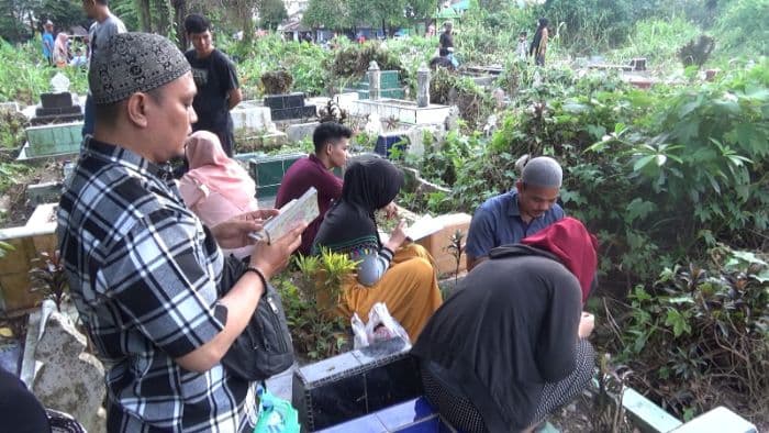 tradisi_ziarah_jelang_ramadan_warga_padati_tpu_halat
