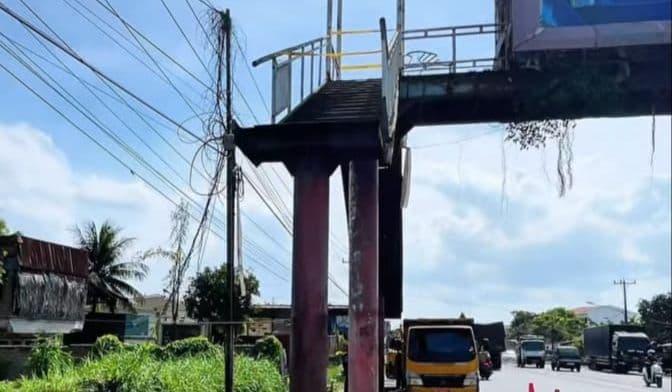 rawan_ambruk_jembatan_penyeberangan_orang_di_tanjung_morawa_dibongkar