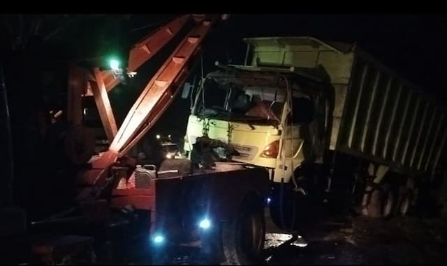 truk_muatan_18_ton_bungkil_terguling_di_tebingtinggi_sopir_belum_ditemukan