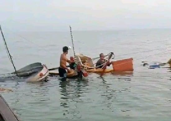viral_perahu_nelayan_karam_diterjang_angin_kencang_dan_ombak_tinggi_di_batu_bara_abk_selamat