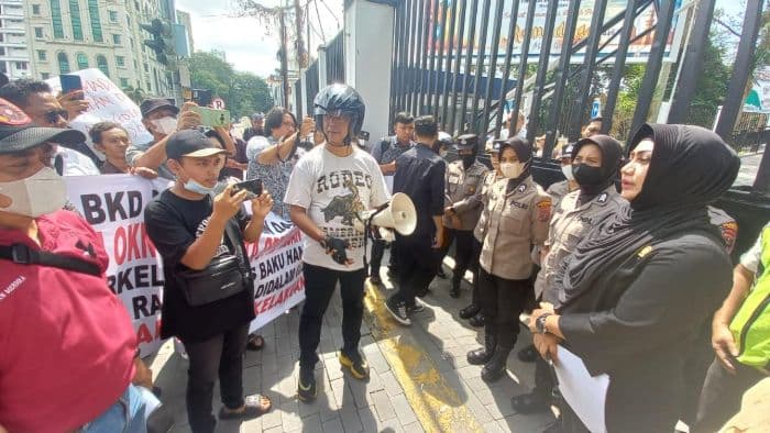 fam_demo_minta_dua_anggota_dprd_medan_adu_jotos_diberhentikan