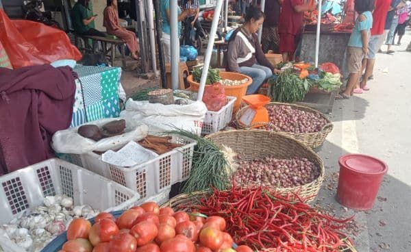 harga_cabai_merah_dan_bawang_naik_bervariasi_di_pasar_laguboti_toba_