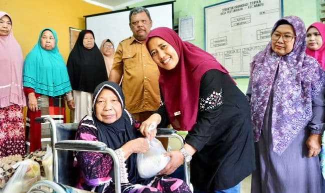 ketua_tppkk_langkat_salurkan_120_paket_sembako_di_desa_pertumbukan