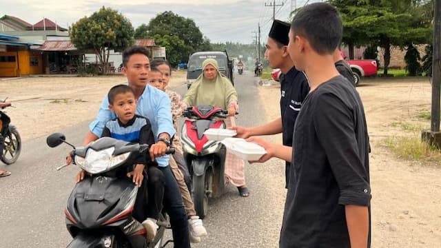 komunitas_sepeda_motor_krx_paluta_berbagi_takjil_di_bulan_ramadan