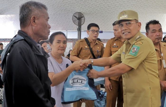 korban_banjir_parapat_terima_bantuan_paket_sembako_dari_wapres_