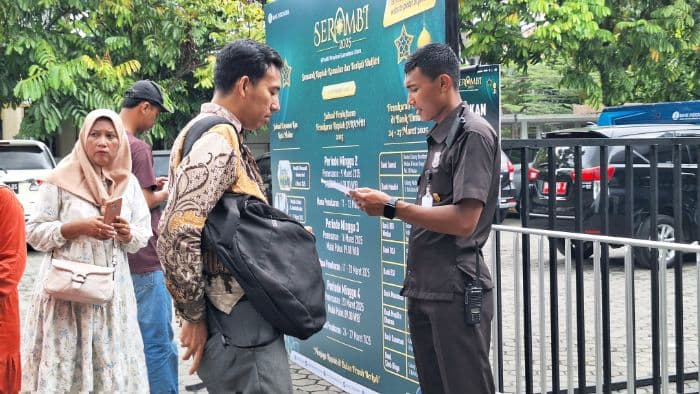 warga_medan_protes_penukaran_uang_baru_di_bank_umum_dibatasi