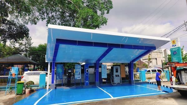 mudahkan_pengguna_kendaraan_listrik_pln_hadirkan_spklu_pertama_di_siantar