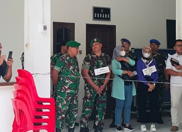 polisi_rekonstruksi_pembunuhan_andreas_sianipar_holmes_pakai_seragam_tni