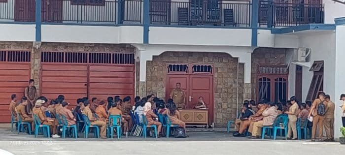 terlambat_hadiri_rapat_ratusan_kades_dibreafing_bupati_dairi_di_teras_rumdis_