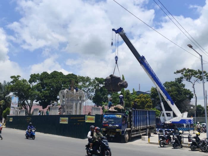 tiba_di_siantar_patung_raja_sang_naualuh_berbahan_perunggu_dipasang_secara_bertahap