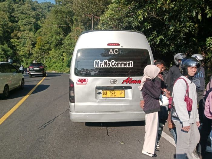 hiace_diduga_ugalugalan_di_sibolangit_tabrak_dua_motor_satu_orang_tewas