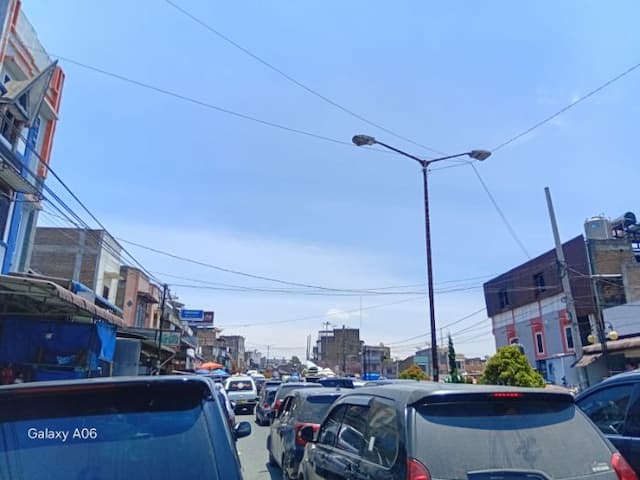 jalan_di_kecamatan_siborongborong_terpantau_macet_panjang
