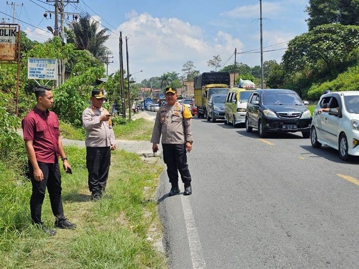 kapolres_simalungun_turun_tangan_atur_arus_balik_tobaparapat_lalu_lintas_diurai