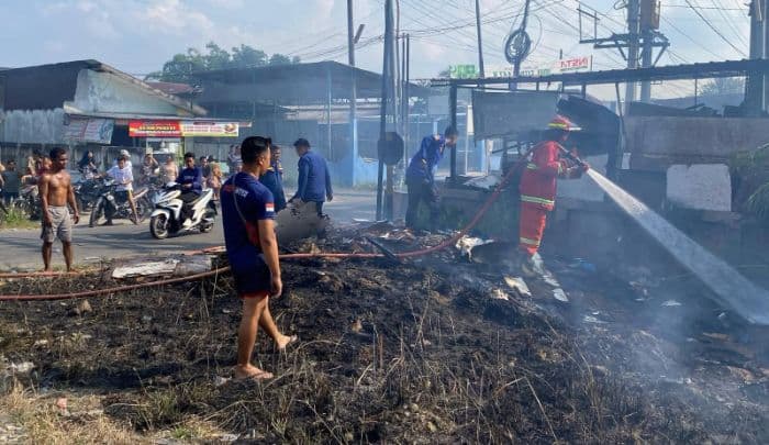 kebakaran_lahan_di_binjai_utara_diduga_akibat_puntung_rokok_api_nyaris_merembet_ke_gudang