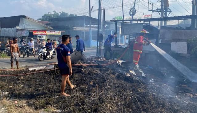kebakaran_lahan_di_binjai_utara_diduga_akibat_puntung_rokok_api_nyaris_merembet_ke_gudang