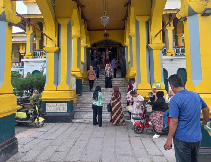 pengunjung_soroti_nilai_sejarah_istana_maimun_yang_terkikis_karena_pedagang