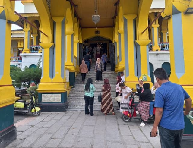 pengunjung_soroti_nilai_sejarah_istana_maimun_yang_terkikis_karena_pedagang