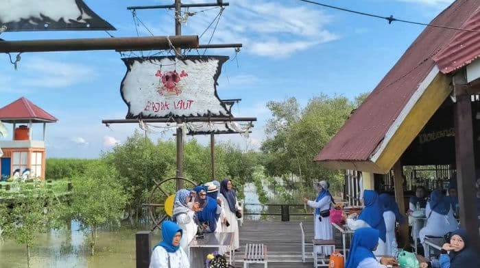 wisata_mangrove_park_baru_batu_bara_diserbu_saat_lebaran_2026
