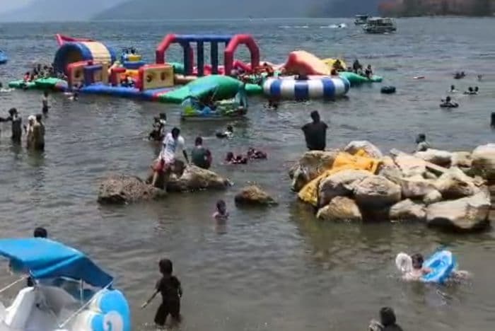 wisatawan_membludak_di_parapat_pada_hari_keempat_lebaran