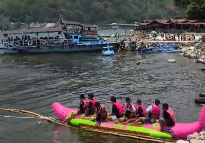 wisatawan_padati_danau_toba_pedagang_panen_rezeki