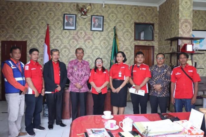 audi_murphy_minta_pmi_toba_lebih_aktif_di_lapangan_dan_ikut_berkantor_di_desa