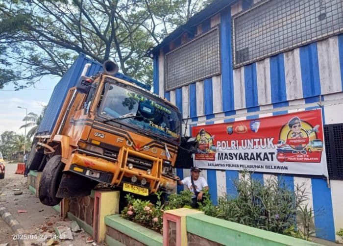 rem_blong_truk_kontainer_nyaris_hancurkan_pos_polisi_di_belawan