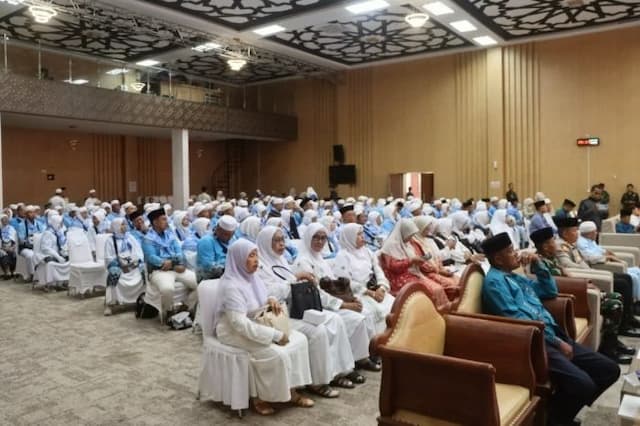 188_jemaah_calhaj_batu_bara_diberangkatkan_ke_asrama_haji_medan